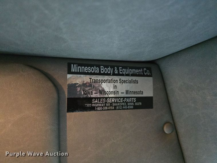 image for item LW9901 2001 Ford E350 Super Duty XLT van