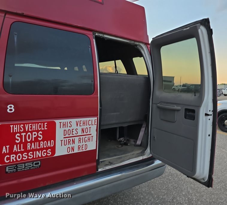 image for item LW9901 2001 Ford E350 Super Duty XLT van