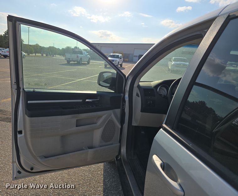 image for item LW9908 2010 Dodge Grand Caravan SE van