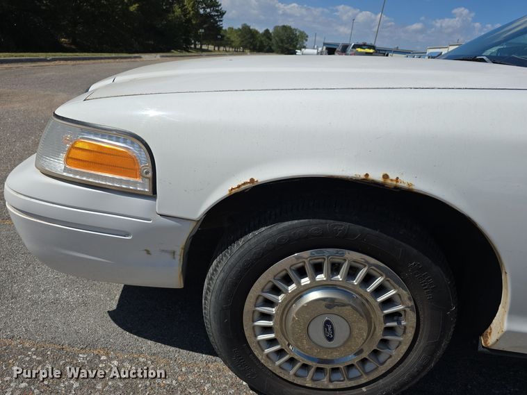 image for item LW9913 2002 Ford Crown Victoria Police Interceptor 