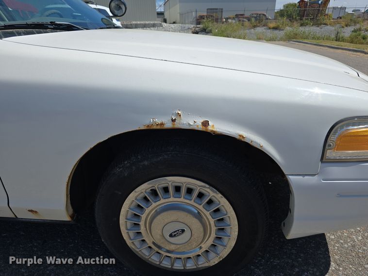 image for item LW9913 2002 Ford Crown Victoria Police Interceptor 