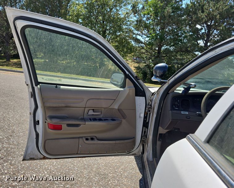 image for item LW9913 2002 Ford Crown Victoria Police Interceptor 