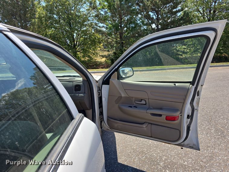 image for item LW9913 2002 Ford Crown Victoria Police Interceptor 