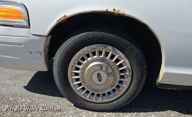 image for item LW9913 2002 Ford Crown Victoria Police Interceptor 