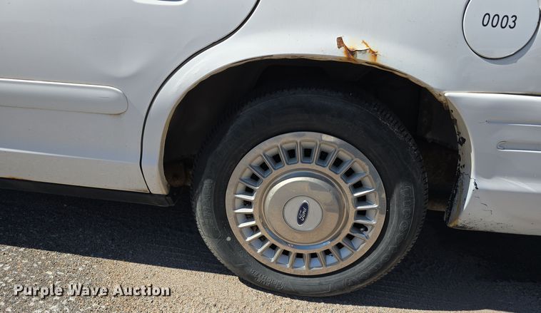 image for item LW9913 2002 Ford Crown Victoria Police Interceptor 