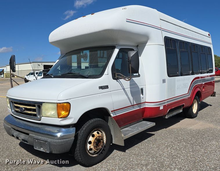 image for item LW9916 2004 Ford E350 Super Duty shuttle bus