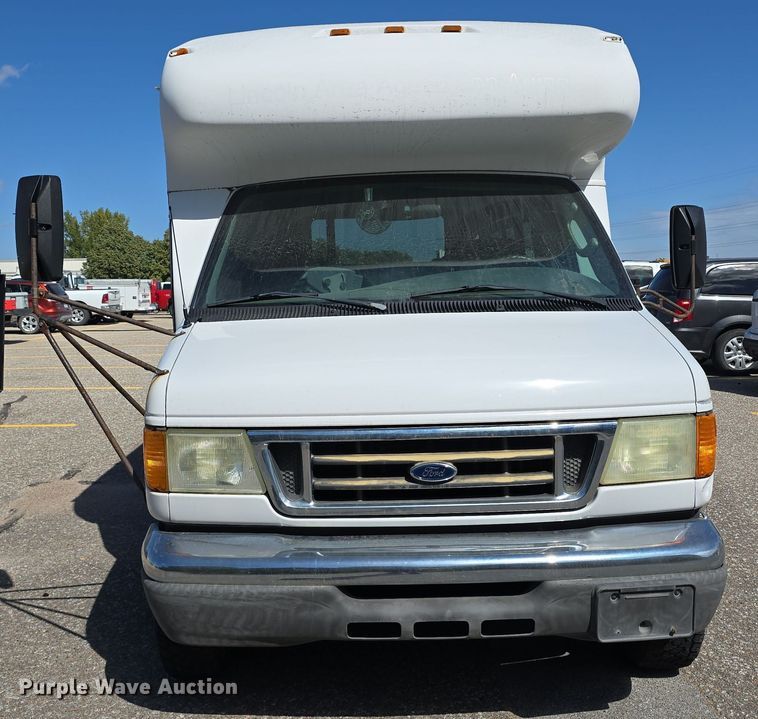 image for item LW9916 2004 Ford E350 Super Duty shuttle bus