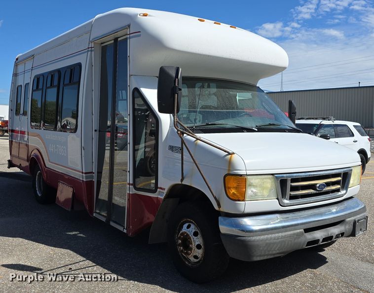 image for item LW9916 2004 Ford E350 Super Duty shuttle bus