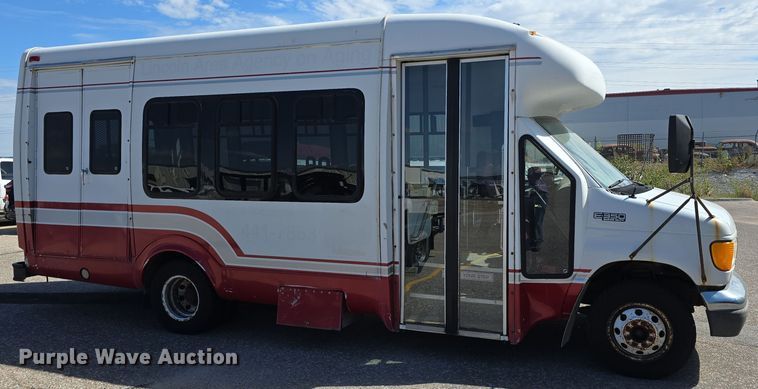 image for item LW9916 2004 Ford E350 Super Duty shuttle bus