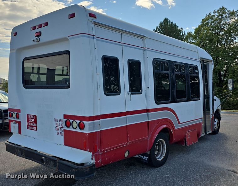 image for item LW9916 2004 Ford E350 Super Duty shuttle bus