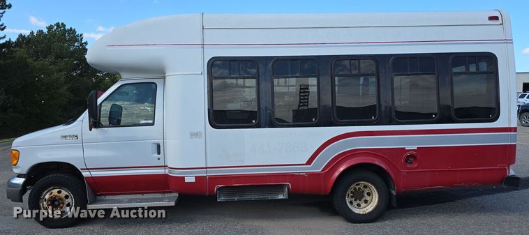 image for item LW9916 2004 Ford E350 Super Duty shuttle bus