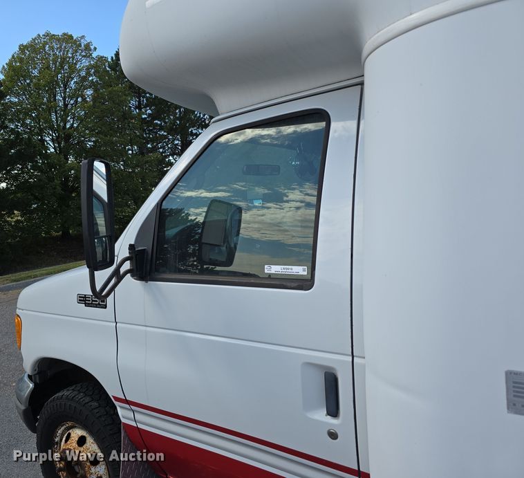 image for item LW9916 2004 Ford E350 Super Duty shuttle bus