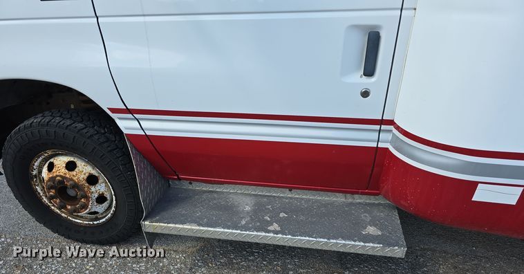 image for item LW9916 2004 Ford E350 Super Duty shuttle bus