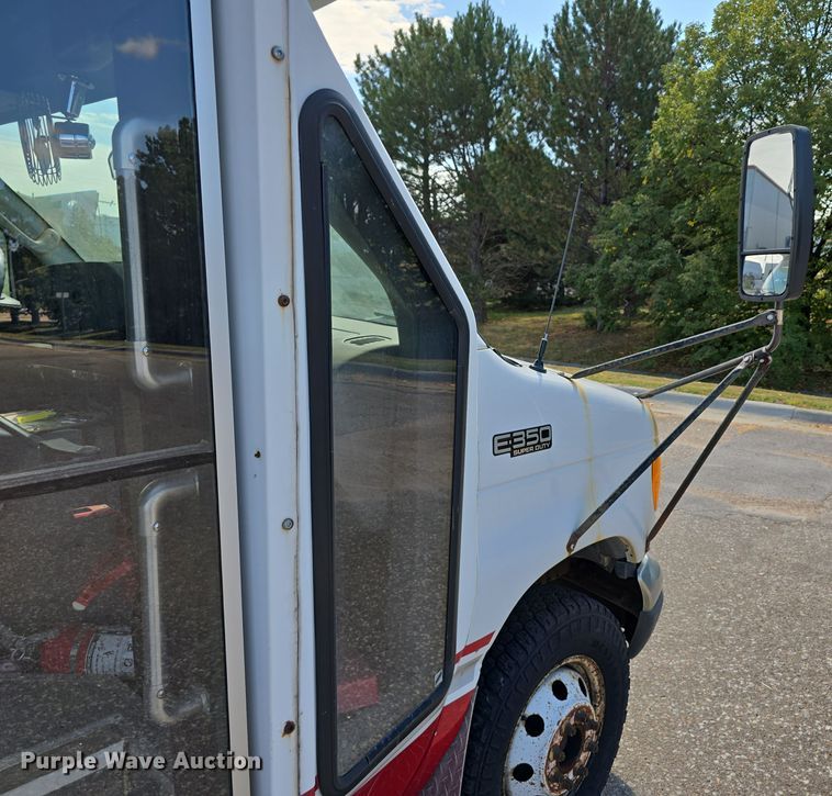 image for item LW9916 2004 Ford E350 Super Duty shuttle bus