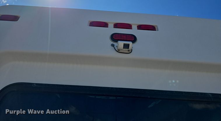 image for item LW9916 2004 Ford E350 Super Duty shuttle bus