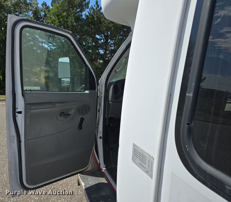 image for item LW9916 2004 Ford E350 Super Duty shuttle bus