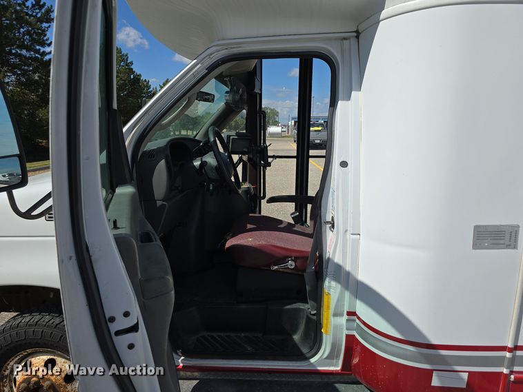 image for item LW9916 2004 Ford E350 Super Duty shuttle bus