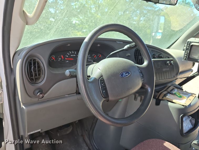 image for item LW9916 2004 Ford E350 Super Duty shuttle bus