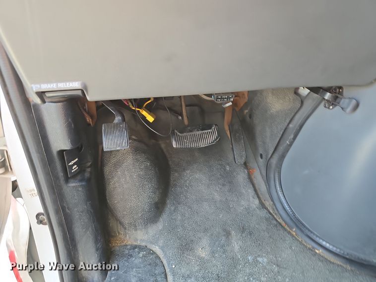 image for item LW9916 2004 Ford E350 Super Duty shuttle bus