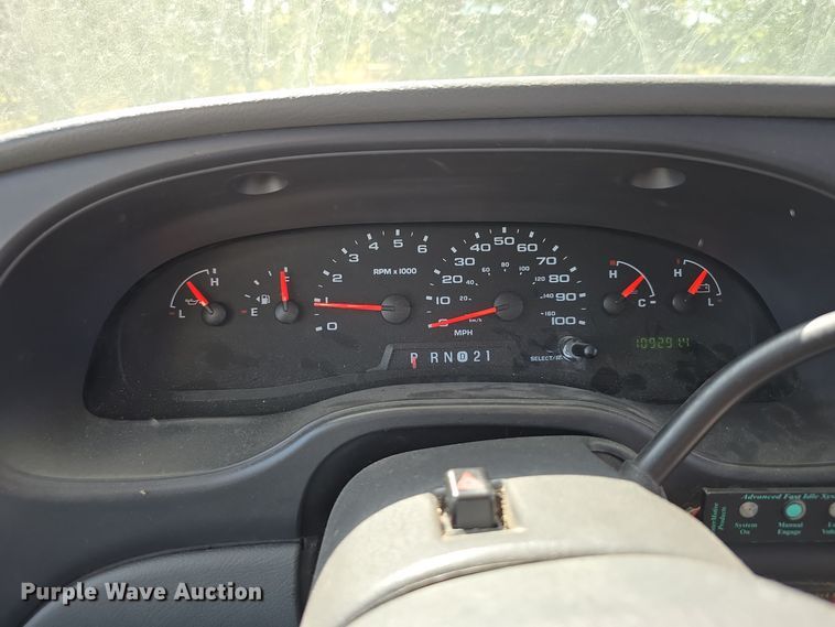 image for item LW9916 2004 Ford E350 Super Duty shuttle bus