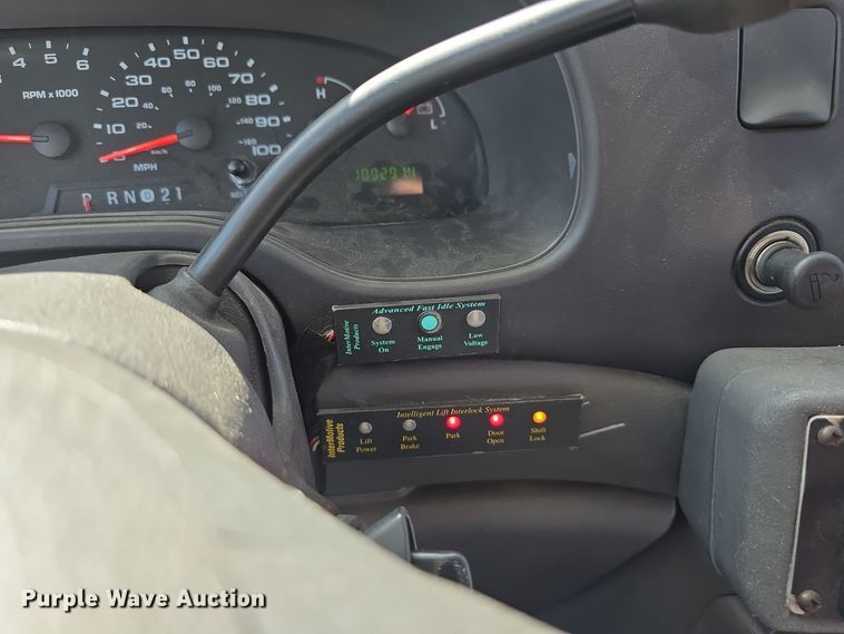 image for item LW9916 2004 Ford E350 Super Duty shuttle bus