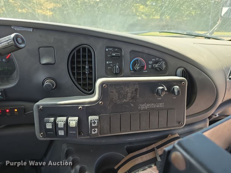 image for item LW9916 2004 Ford E350 Super Duty shuttle bus