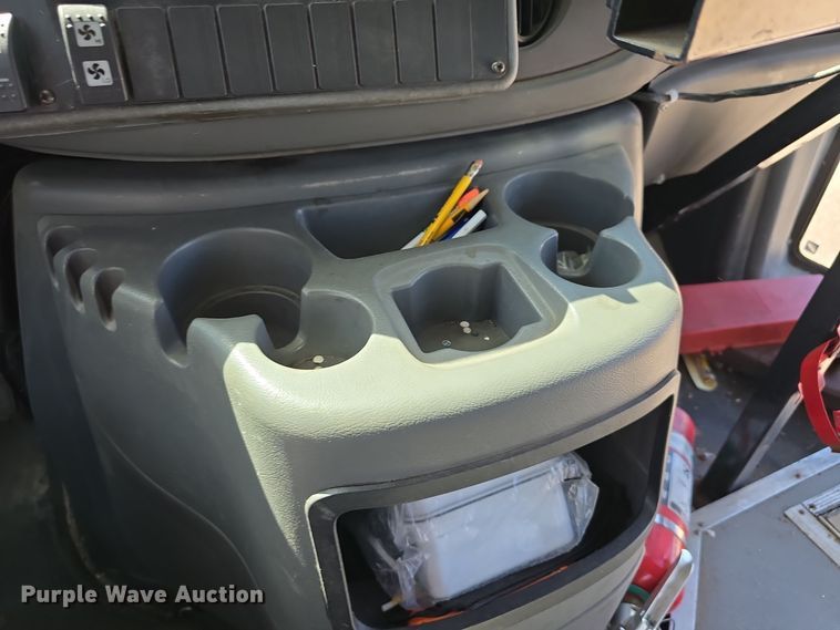 image for item LW9916 2004 Ford E350 Super Duty shuttle bus