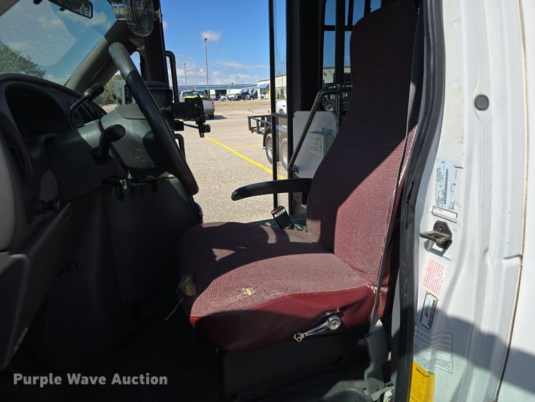 image for item LW9916 2004 Ford E350 Super Duty shuttle bus