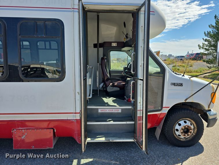 image for item LW9916 2004 Ford E350 Super Duty shuttle bus