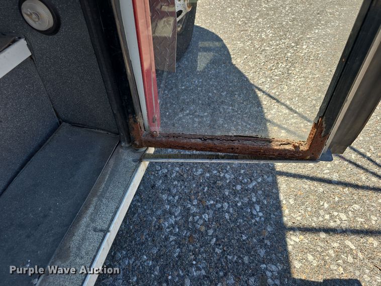 image for item LW9916 2004 Ford E350 Super Duty shuttle bus