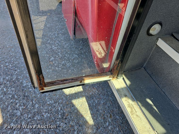 image for item LW9916 2004 Ford E350 Super Duty shuttle bus