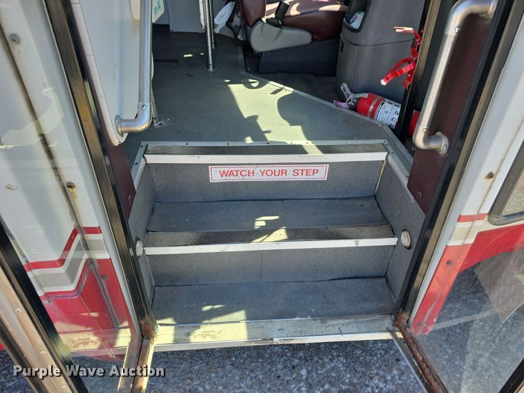 image for item LW9916 2004 Ford E350 Super Duty shuttle bus