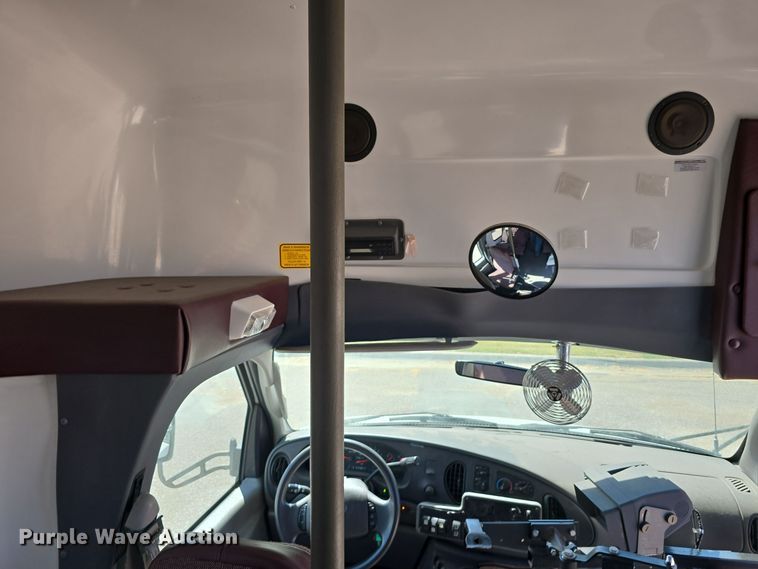 image for item LW9916 2004 Ford E350 Super Duty shuttle bus