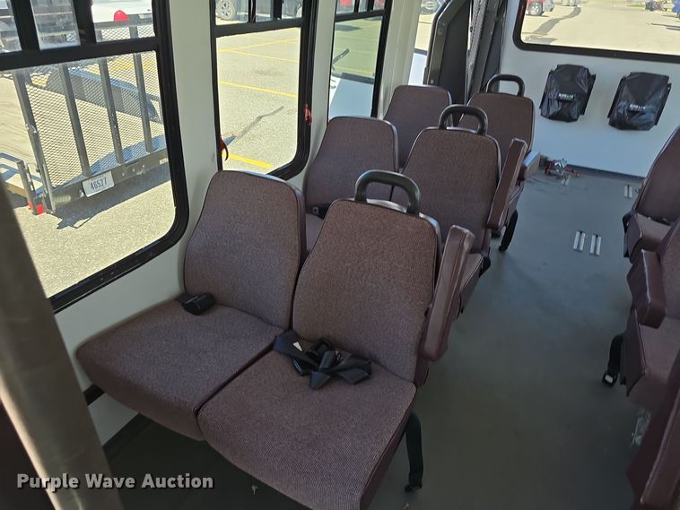 image for item LW9916 2004 Ford E350 Super Duty shuttle bus