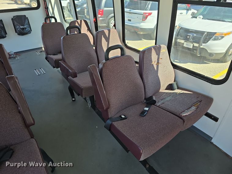 image for item LW9916 2004 Ford E350 Super Duty shuttle bus