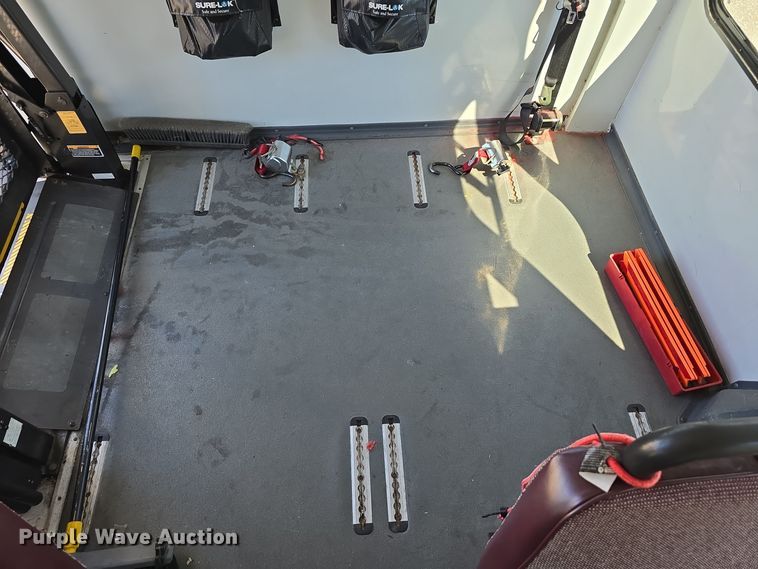 image for item LW9916 2004 Ford E350 Super Duty shuttle bus