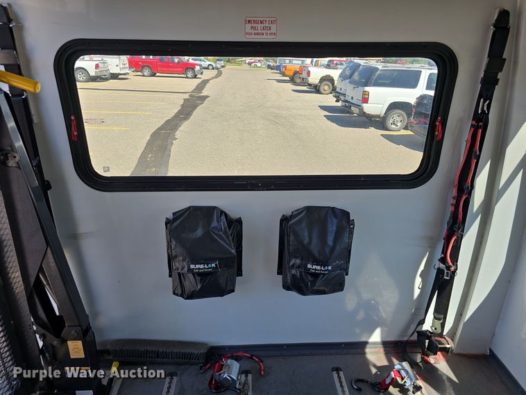 image for item LW9916 2004 Ford E350 Super Duty shuttle bus