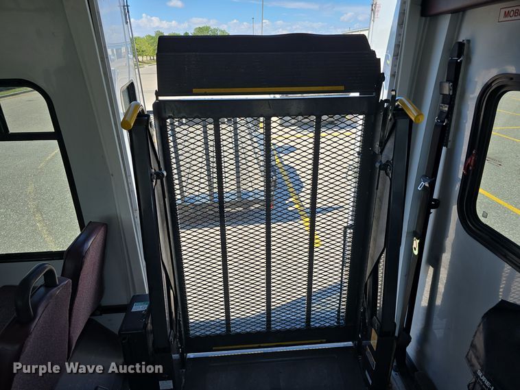 image for item LW9916 2004 Ford E350 Super Duty shuttle bus