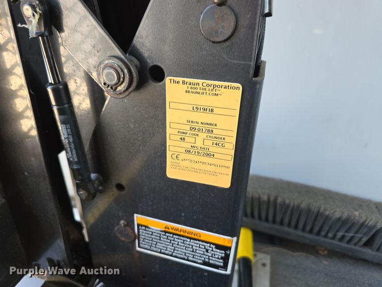 image for item LW9916 2004 Ford E350 Super Duty shuttle bus