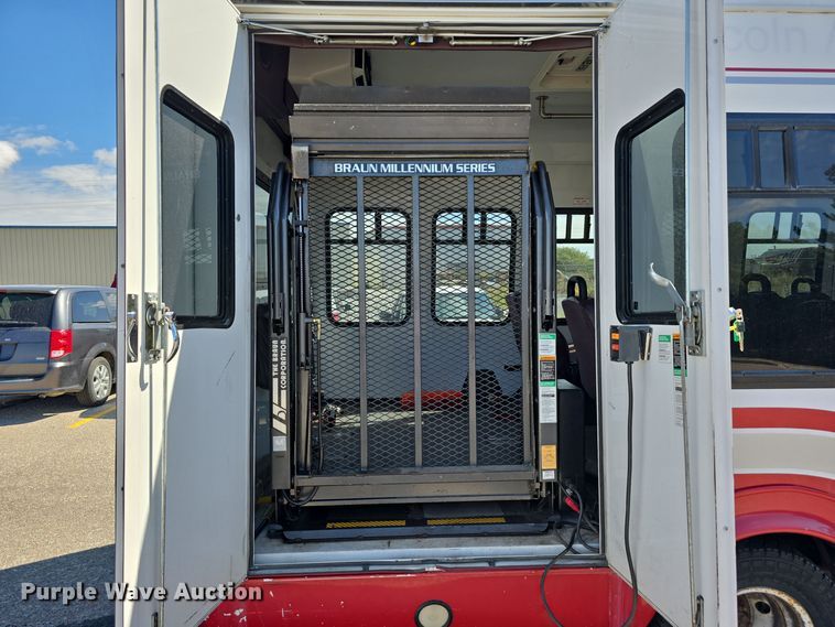 image for item LW9916 2004 Ford E350 Super Duty shuttle bus