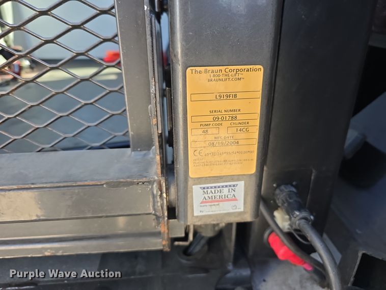 image for item LW9916 2004 Ford E350 Super Duty shuttle bus