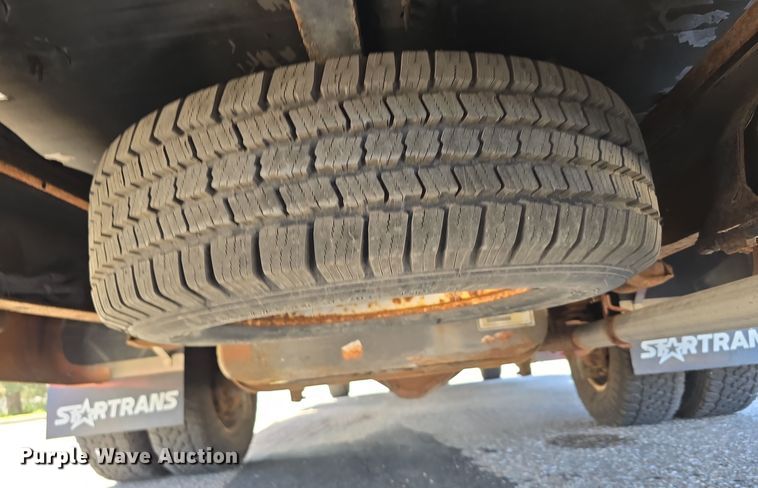 image for item LW9916 2004 Ford E350 Super Duty shuttle bus