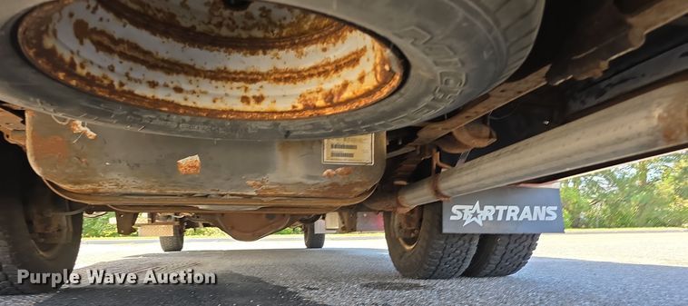 image for item LW9916 2004 Ford E350 Super Duty shuttle bus