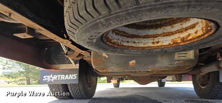 image for item LW9916 2004 Ford E350 Super Duty shuttle bus