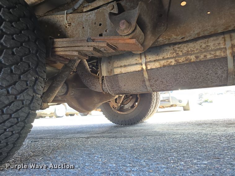 image for item LW9916 2004 Ford E350 Super Duty shuttle bus