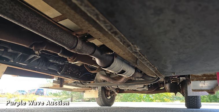 image for item LW9916 2004 Ford E350 Super Duty shuttle bus