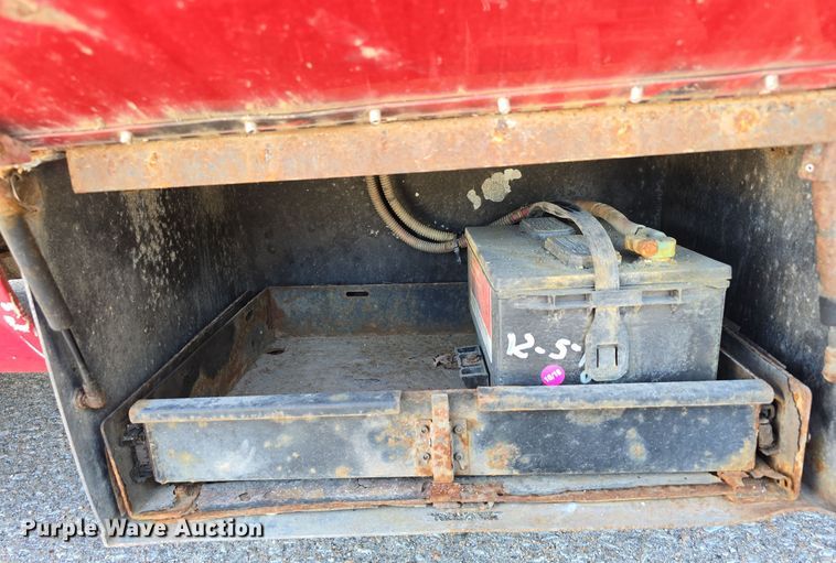 image for item LW9916 2004 Ford E350 Super Duty shuttle bus