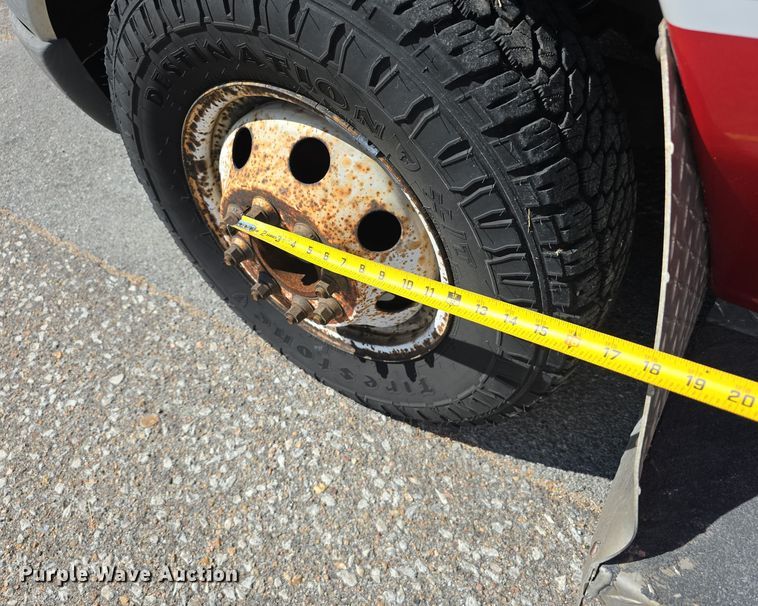 image for item LW9916 2004 Ford E350 Super Duty shuttle bus