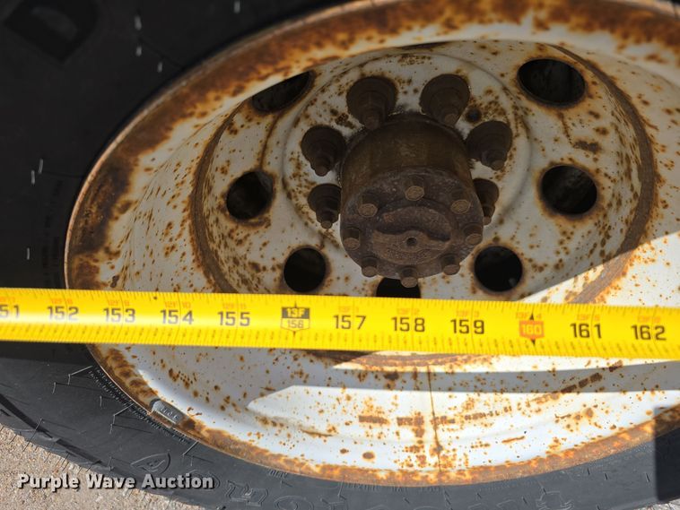 image for item LW9916 2004 Ford E350 Super Duty shuttle bus