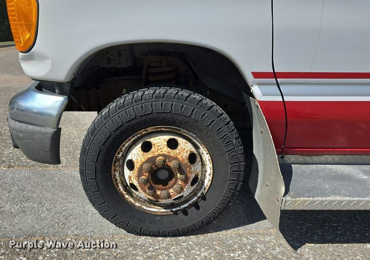 image for item LW9916 2004 Ford E350 Super Duty shuttle bus